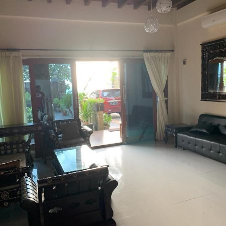 Villa Kenanga In Meninting By The Beach 马塔兰 外观 照片