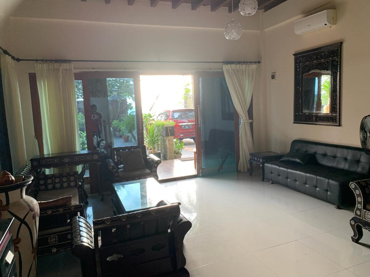 Villa Kenanga In Meninting By The Beach 马塔兰 外观 照片