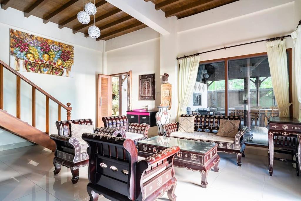 Villa Kenanga In Meninting By The Beach 马塔兰 外观 照片