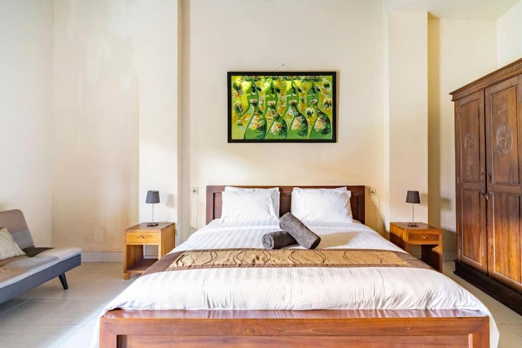 Villa Kenanga In Meninting By The Beach 马塔兰 外观 照片