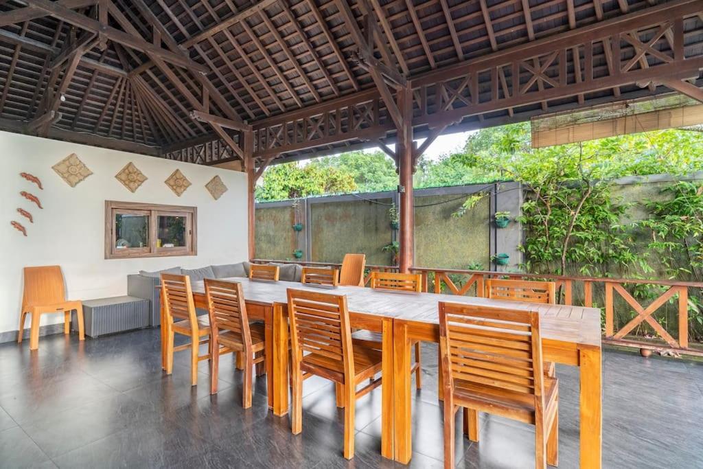 Villa Kenanga In Meninting By The Beach 马塔兰 外观 照片