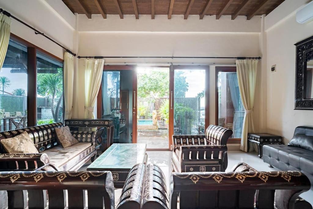 Villa Kenanga In Meninting By The Beach 马塔兰 外观 照片