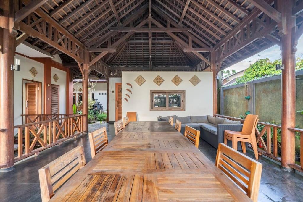 Villa Kenanga In Meninting By The Beach 马塔兰 外观 照片
