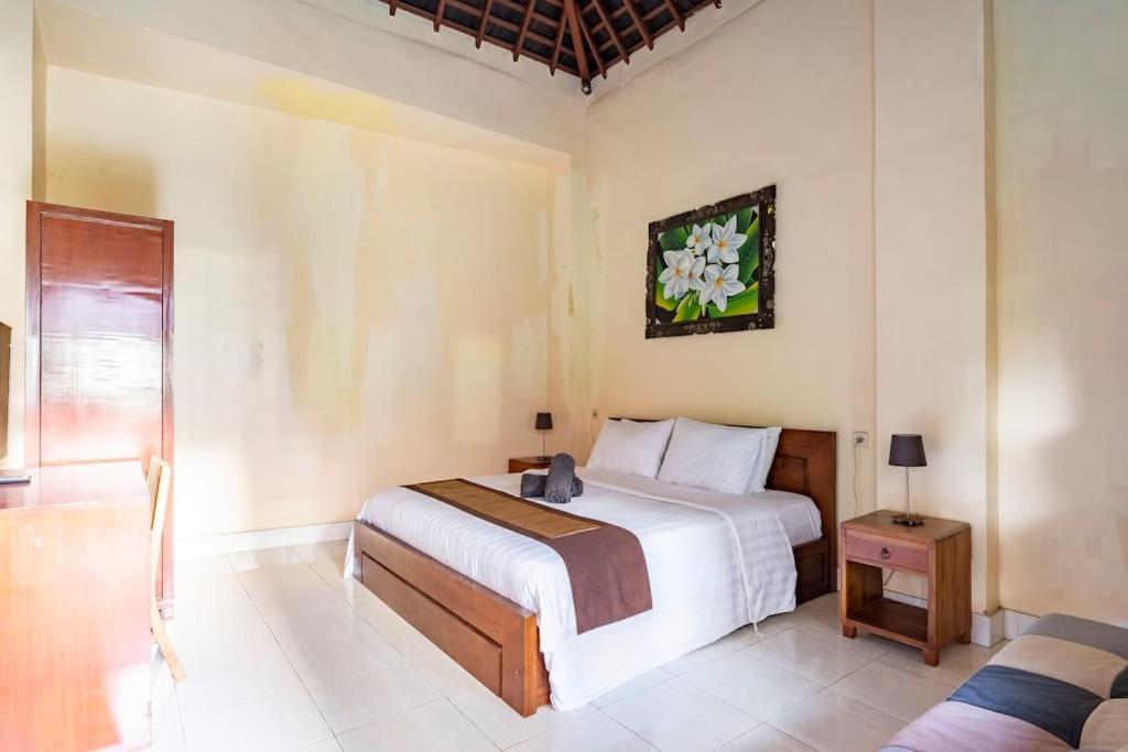 Villa Kenanga In Meninting By The Beach 马塔兰 外观 照片