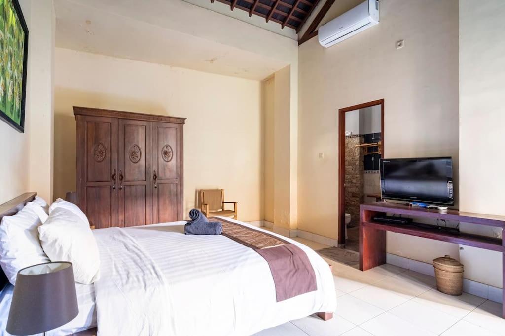 Villa Kenanga In Meninting By The Beach 马塔兰 外观 照片