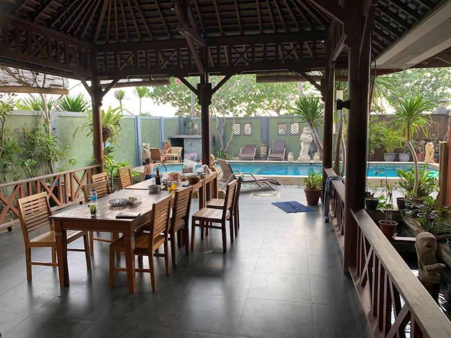 Villa Kenanga In Meninting By The Beach 马塔兰 外观 照片