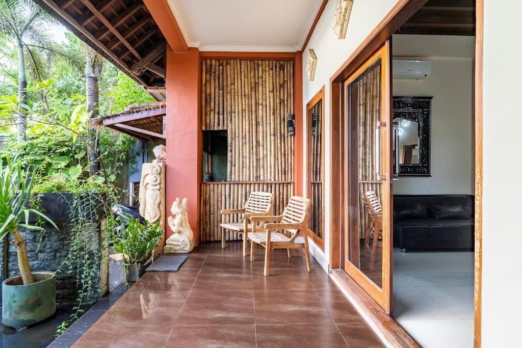 Villa Kenanga In Meninting By The Beach 马塔兰 外观 照片