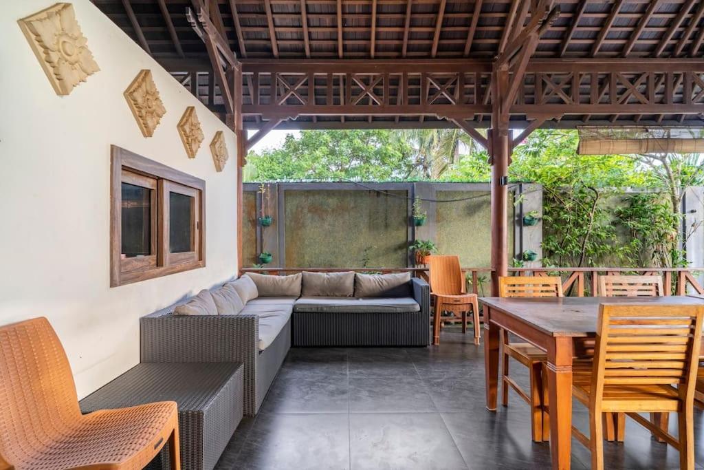Villa Kenanga In Meninting By The Beach 马塔兰 外观 照片
