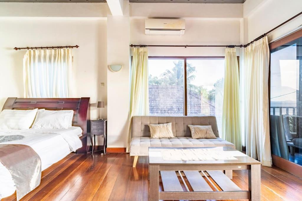 Villa Kenanga In Meninting By The Beach 马塔兰 外观 照片