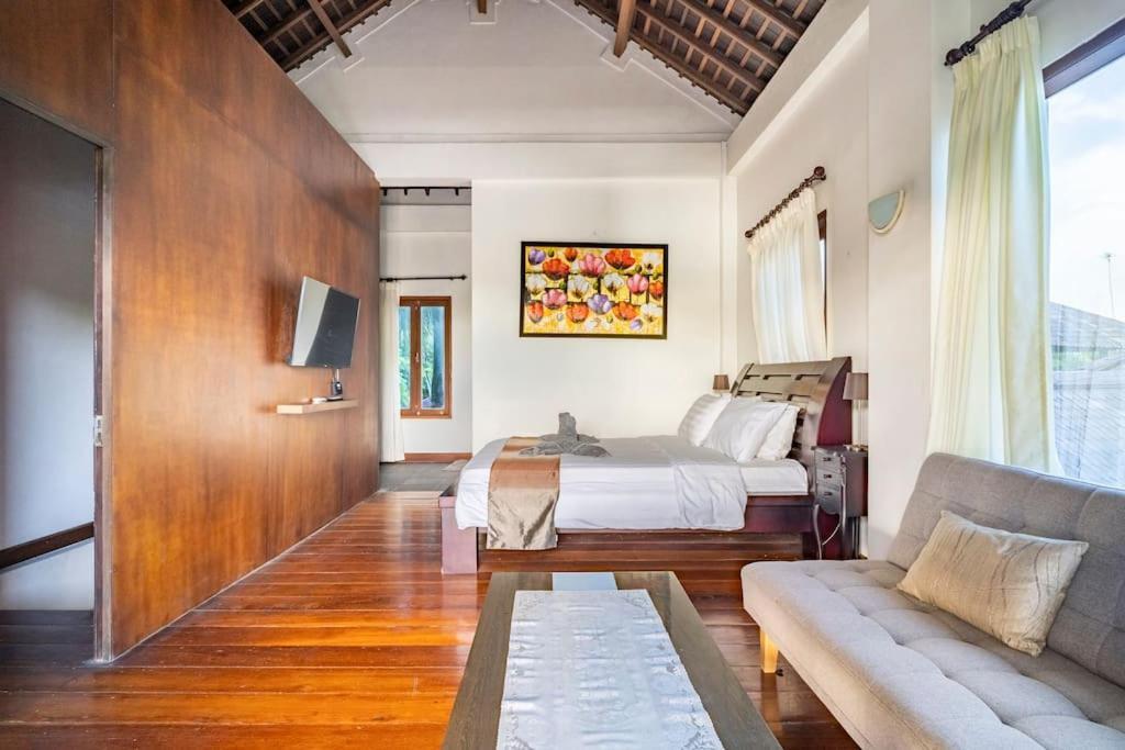 Villa Kenanga In Meninting By The Beach 马塔兰 外观 照片