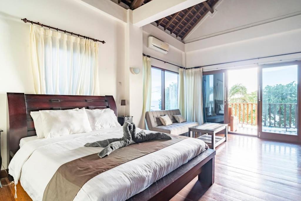 Villa Kenanga In Meninting By The Beach 马塔兰 外观 照片