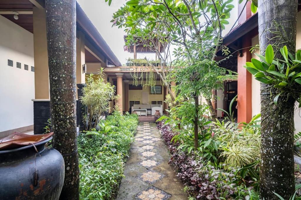 Villa Kenanga In Meninting By The Beach 马塔兰 外观 照片