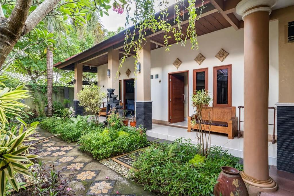 Villa Kenanga In Meninting By The Beach 马塔兰 外观 照片