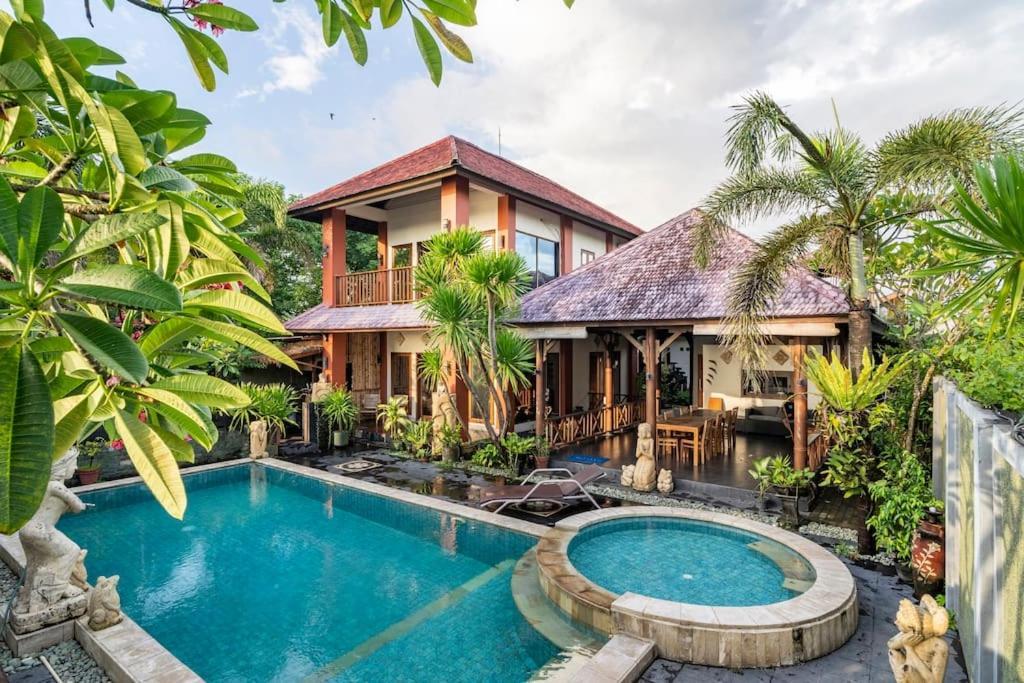 Villa Kenanga In Meninting By The Beach 马塔兰 外观 照片