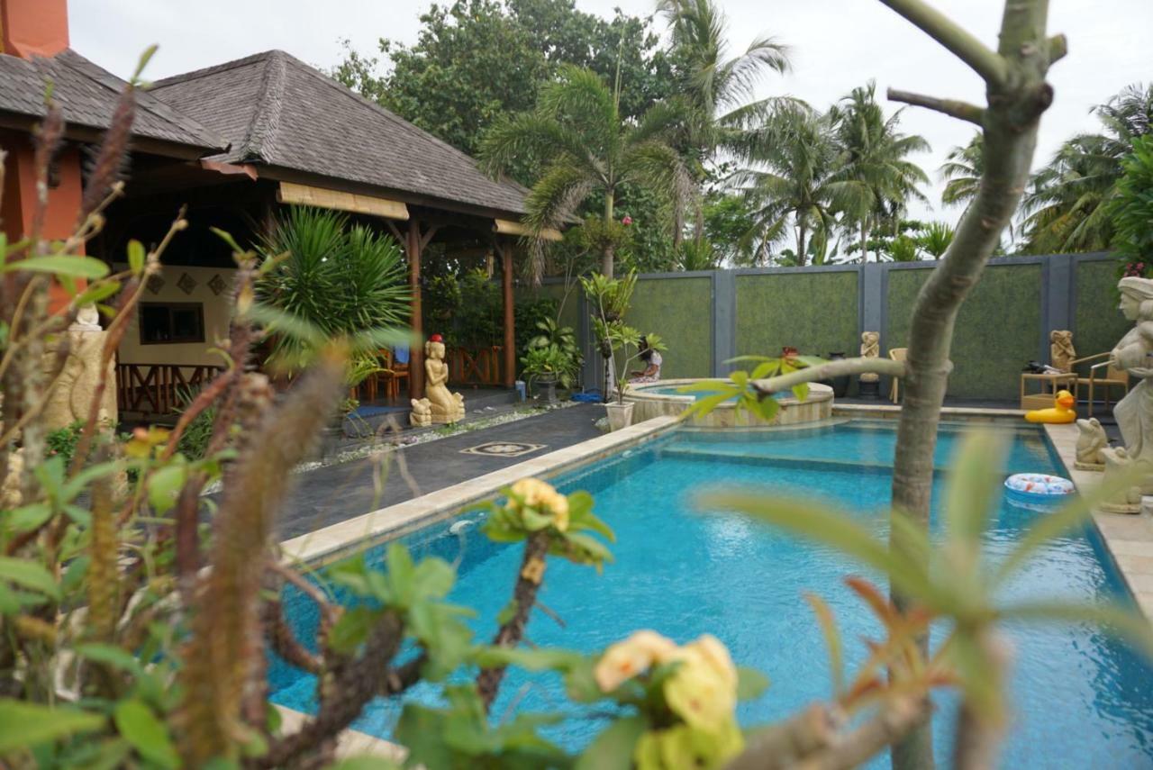 Villa Kenanga In Meninting By The Beach 马塔兰 外观 照片